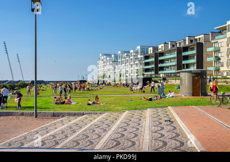 Menschen entspannen und sonnen Sie sich in den westlichen Hafen (vastra Hamnen) Bezirk. Malmö, Schweden Stockfoto