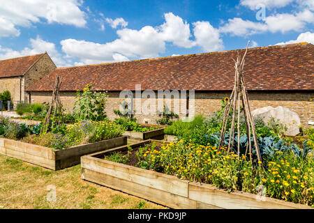 Angehobenen Betten voller Blumen und Gemüse in der Küche Garten der Galerie Hauser & Wirth, Durslade Farm, Bruton, Somerset, England, Großbritannien Stockfoto