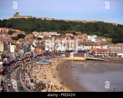 Belebten Strand an der Bucht unterhalb Burg in Scarborough Yorkshire England Stockfoto