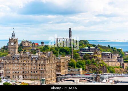 Edinburgh Stadtbild städtische Gebäude Skyline Luftbild vom Edinburgh Castle mit Calton Hill Stockfoto