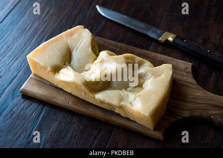Türkische traditionelle Gravyer/Gruyere Käse aus Kars auf Holz- Oberfläche. Ökologische Lebensmittel. Stockfoto