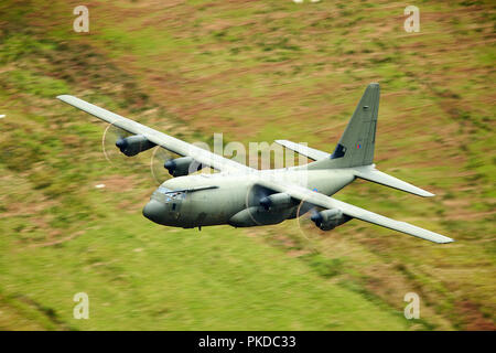 RAF Hercules C-130 in der Mach Loop, North Wales, UK Stockfoto