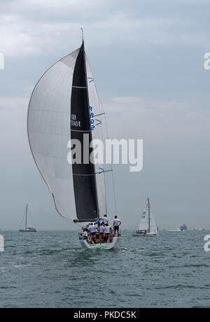 Racing Yacht GBR 5940 R 'geschickte' konkurriert während der lendy Cowes Week Regatta in den Solent vor der Südküste von Großbritannien Stockfoto