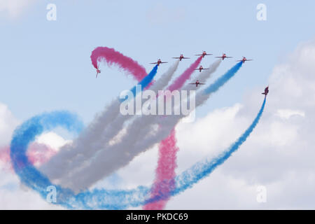 Die britische Royal Air Force Red Arrows Aerobatic Display Team führen ihre Tornado Manöver am RIAT Air Show Stockfoto