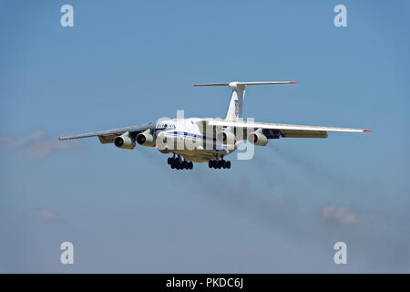 Ukrainische Luftwaffe Iljuschin Il-76 Vier Motor- Frachter im Endanflug an RAF Fairford zu landen im RIAT Air Show zu beteiligen Stockfoto