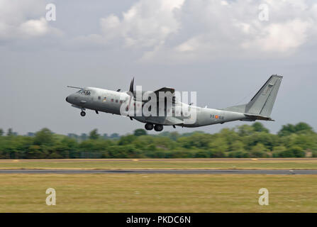 Ein EADS CASA C-295 Transportflugzeuge von der spanischen Luftwaffe zieht aus RAF Fairford Airbase in den Cotswolds nach dem RIAT Stockfoto