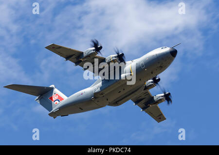 Die britische Royal Air Force Airbus A400M Atlas taktisches Transportflugzeug ankommt Overhead RAF Fairford in der Royal International Air Tattoo zu beteiligen Stockfoto