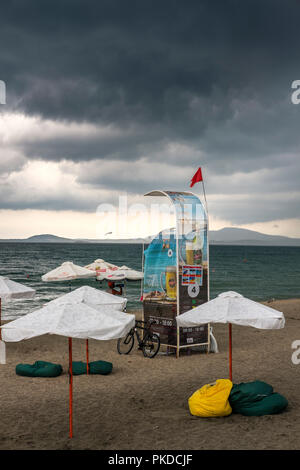 Burgas, Bulgarien - schlechtes Wetter, leeren Strand an einem bewölkten und regnerischen Sommer Tag Stockfoto