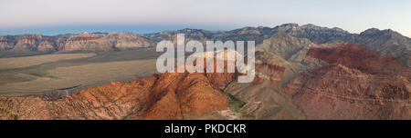 Frühe Licht auf die massive geologische Formationen in der Red Rock Canyon National Conservation Area, liegt etwas außerhalb von Las Vegas, NV. Stockfoto