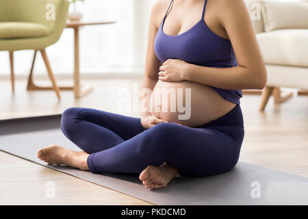 Schwangeren Bauch zu berühren Stockfoto