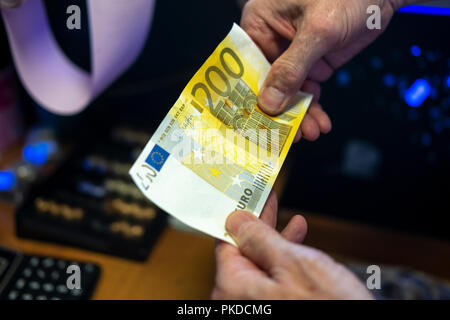 Barzahlung - Person prüft zwei 100-Euro-Banknote - close-up Stockfoto