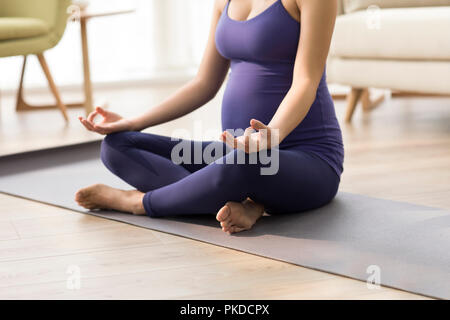 Fröhliche schwangere Yoga zu Hause Stockfoto