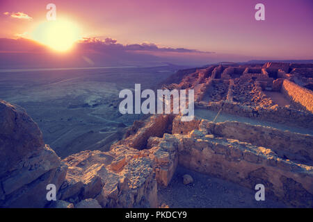 Schönen Sonnenaufgang über der Festung Masada und die Wüste Juda. Ruinen von König Palast des Herodes. Israel Stockfoto