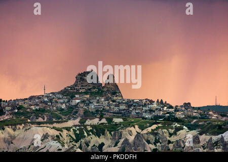 Dorf Häuser geschnitzt in Felsformation in Göreme, Kappadokien, Türkei Stockfoto