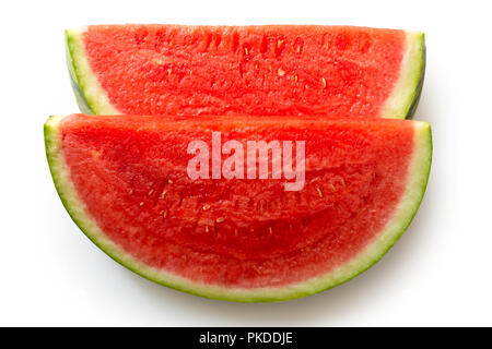 Zwei Scheiben Kernlose Wassermelonen auf weiß von oben isoliert. Stockfoto
