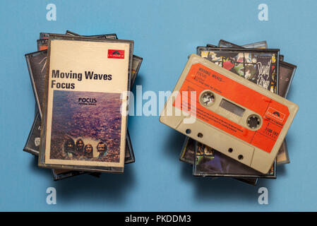 Kompakte audio Kassette des Fokus, der sich bewegenden album Wellen mit Kunst arbeiten. Stockfoto