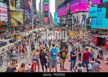 Besucher und Touristen, die sich am Times Square, 42nd Street in Manhattan, New York City. Stockfoto