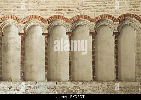 Mittelalterliche Fenster mit Rundbogen-römischen Stil Details (Fiastra Abtei, Marken, Italien) Stockfoto