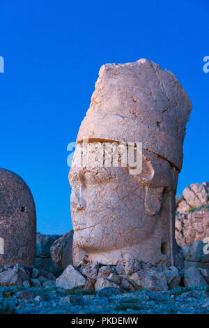 Statue von Kopf bei Sonnenaufgang auf der Ostseite des Berges, Mt. Nemrut, Türkei Stockfoto