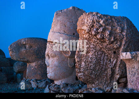 Statue von Kopf bei Sonnenaufgang auf der Ostseite des Berges, Mt. Nemrut, Türkei Stockfoto