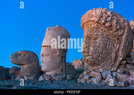 Statue von Kopf bei Sonnenaufgang auf der Ostseite des Berges, Mt. Nemrut, Türkei Stockfoto