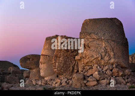 Statue von Kopf bei Sonnenaufgang auf der Ostseite des Berges, Mt. Nemrut, Türkei Stockfoto