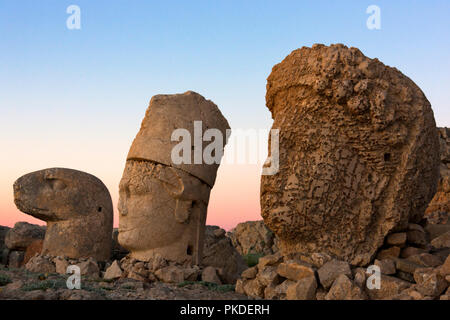 Statue von Kopf bei Sonnenaufgang auf der Ostseite des Berges, Mt. Nemrut, Türkei Stockfoto