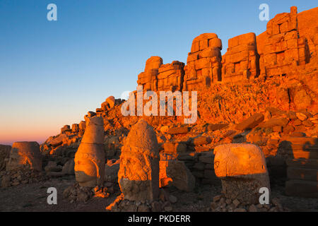 Statue von Kopf bei Sonnenaufgang auf der Ostseite des Berges, Mt. Nemrut, Türkei Stockfoto