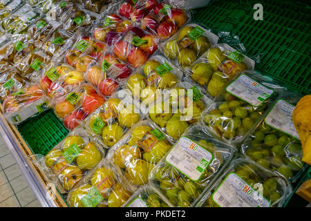 Äpfel, Birnen, Trauben, Obst verpackt in Plastik in einem französischen Supermarkt Stockfoto