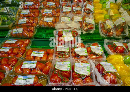 Tomaten und Birnen, Obst in Kunststoff in einem französischen Supermarkt verpackt Stockfoto