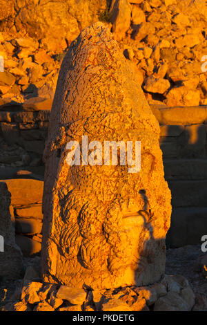 Statue von Kopf bei Sonnenaufgang auf der Ostseite des Berges, Mt. Nemrut, Türkei Stockfoto