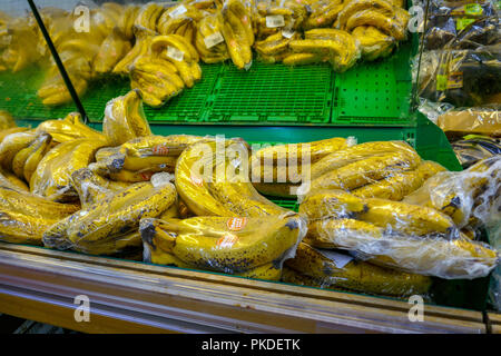 Bananen, Obst verpackt in Plastik in einem französischen Supermarkt Stockfoto