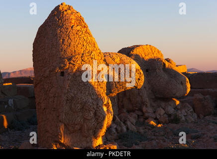 Statue von Kopf bei Sonnenaufgang auf der Ostseite des Berges, Mt. Nemrut, Türkei Stockfoto