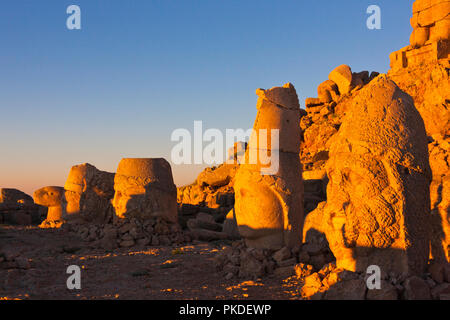 Statue von Kopf bei Sonnenaufgang auf der Ostseite des Berges, Mt. Nemrut, Türkei Stockfoto