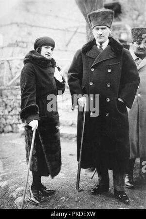 Mustafa Kemal Atatürk (1881 - 1938) Türkische revolutionäre und Gründer der Republik Türkei und ihr erster Präsident von 1923 bis zu seinem Tod im Jahre 1938. Mustafa Kemal Atatürk und Latife Uşakizâde, Stockfoto
