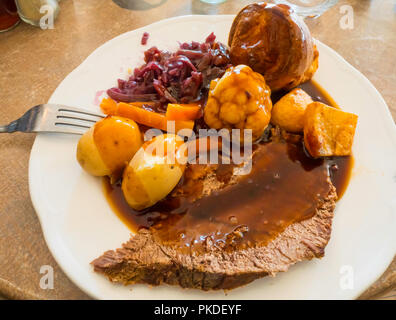 Sonntag mittag Hauptgang Roastbeef Yorkshire Pudding Gemüse und Soße auf einem Bauernhof Café Stockfoto