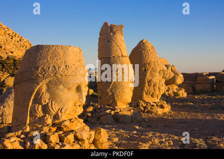 Statue von Kopf bei Sonnenaufgang auf der Ostseite des Berges, Mt. Nemrut, Türkei Stockfoto