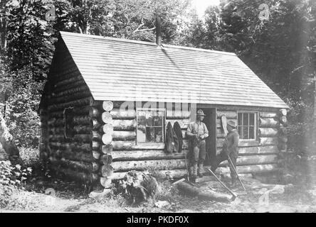 Blockhaus, Historisches Foto eines traditionellen Blockhaus im Wald, Kanada ca. 1915 Stockfoto