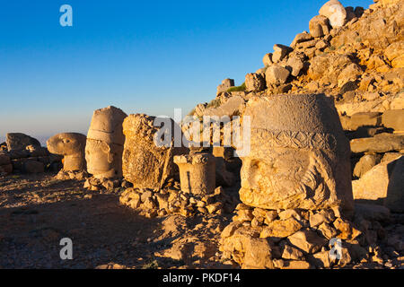 Statue von Kopf bei Sonnenaufgang auf der Ostseite des Berges, Mt. Nemrut, Türkei Stockfoto