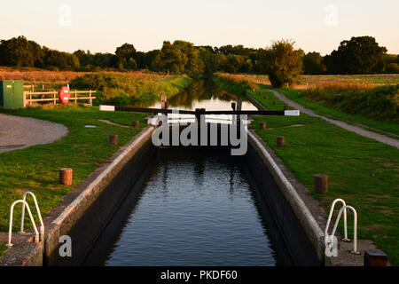 Shalford Lock auf dem Fluss Wey Stockfoto