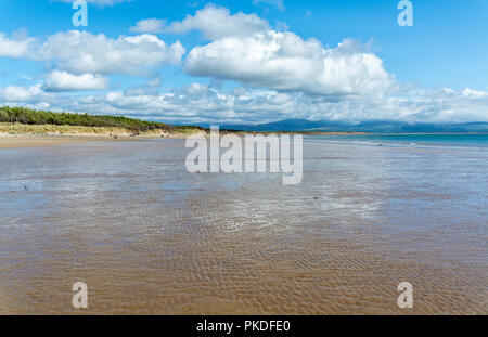 Ein Blick entlang Llanddwyn beach Llanddwyn Island, Isle of Anglesey, North Wales, UK. Am 13. August 2018 berücksichtigt. Stockfoto