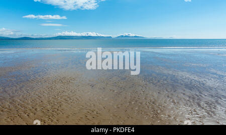 Eine Ansicht von llanddwyn Beach mit den Llyn Halbinsel in der Ferne. Am 13. August 2018 berücksichtigt. Stockfoto