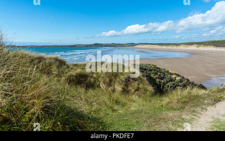 Eine Ansicht von staplehurst Strand in Richtung Llanfwrog, von llanddwyn Island, Isle of Anglesey, North Wales, UK. Am 13. August 2018 berücksichtigt. Stockfoto