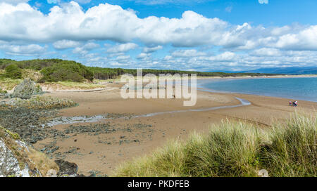 Ein Blick entlang Llanddwyn beach Llanddwyn Island, Isle of Anglesey, North Wales, UK. Am 13. August 2018 berücksichtigt. Stockfoto