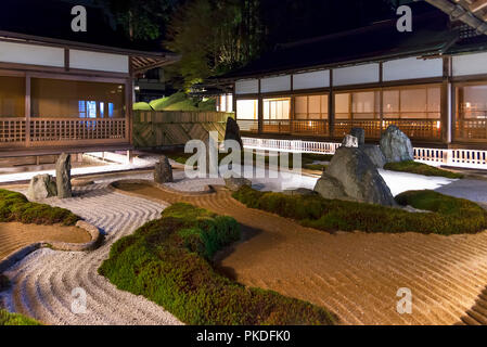 Koyasan, Japan - 30. April 2014: Eine traditionelle Rock Garden in einem japanischen Ryokan Stockfoto