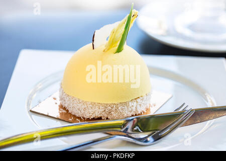 Kokosnuss Kuchen auf weiße Platte Stockfoto