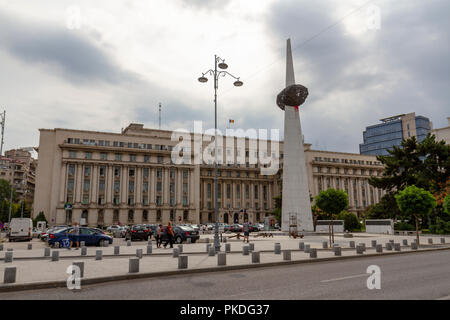 Das Denkmal der Wiedergeburt, auf dem Platz der Revolution, mit dem ehemaligen Zentralkomitee Gebäude, Bukarest, Rumänien. Stockfoto