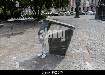 Artwork auf dem Platz der Revolution, (Piața Revoluției) in Bukarest, Rumänien. Stockfoto