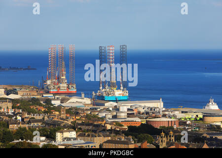 Ölplattformen aus der Nordsee liegt an der Mündung des Tay in Dundee, in Tayside, in Schottland, Großbritannien Stockfoto