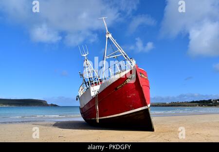 Fischereifahrzeugs Serenity V auf daymer Bay Beach. Stockfoto